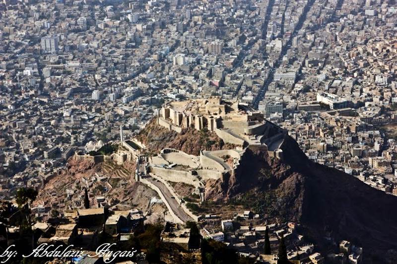 حارس يقتل مالك عمارة ويرمي جثته في خزان للمياه بتعز والسبب صادم