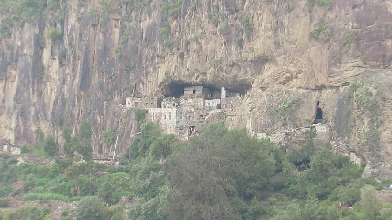 قرية تاريخية في قلب جبال اليمن تذهل كل من شاهدها وتنافس أجمل قرى ريف أوروبا (صور - فيديو )