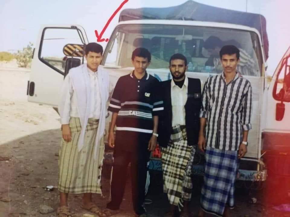 صورة نادرة من أيام الشباب لمسئول كبير في الرئاسة اليمنية تشعل مواقع التواصل الإجتماعي 
