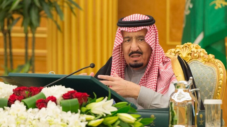  شاهد صورة لـ”الملك سلمان” مع ابنته الوحيدة الأميرة حصة بنت سلمان