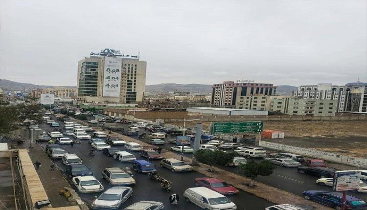 الحوثيّون يختطفون موظفين من مطار صنعاء.. عقب استهداف الطيران الأمريكي لمخابئ صواريخ بالقرب منه 