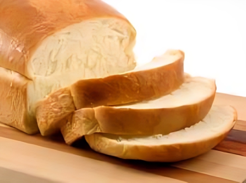 هل الخبز الأبيض مضر بالصحة؟.. أخصائي تغذية يحسم الجدل!