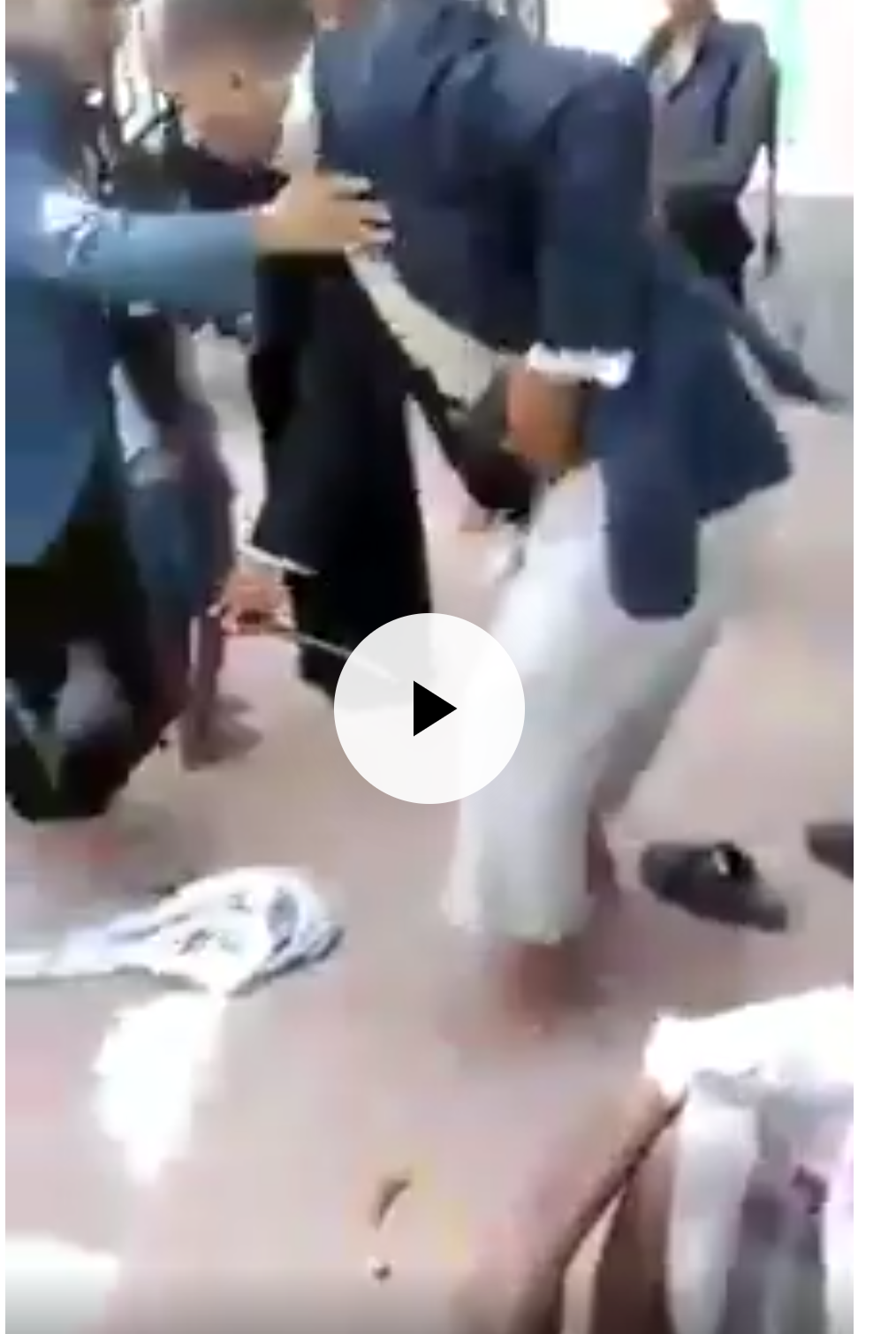 هكذا اظهر هذا الفيديو حقيقة سقوط نجل " عبدة الجندي " بين اقدام الحوثيين متوسلاً لهم بـ هذا الطلب ( شاهد ) 