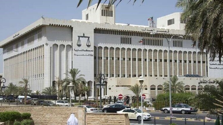 اعتقال مسؤول بارز في الديوان وإحالة مجموعة كبيرة من القيادات البارزة في أول دولة خليجية تعلن حالة الاستنفار القصوى .. والغريب بالسبب الغير متوقع 