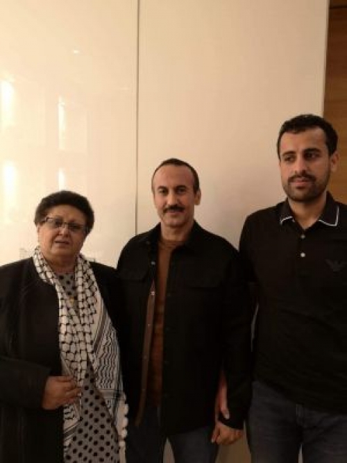 في الوقت الذي تشتعل فيه المعارك مع من قتلو والده .. " أحمد علي عبدالله صالح " يظهر بهذه الصورة الجديدة والأستايل المختلف إلى جانب من صمد مع الرئيس السابق حتى آخر لحظة