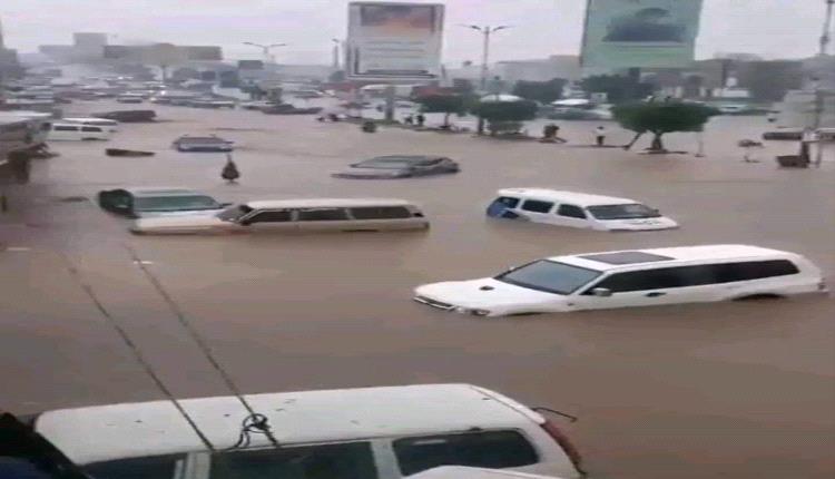 سيول الأمطار تجرف مواطنين في محافظة يمنية