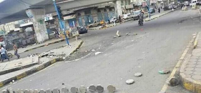سقوط جزء كبير من أهم جسور صنعاء وسط العاصمة والمواطنون في حالة خوف من الانهيار وتوقف حركة السيارات 