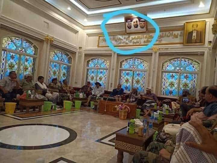 شاهد الصورة التي أثارت ضجة واسعة في الجنوب عقبَ وجودها في منزل آبرز القادات الجنوبية 