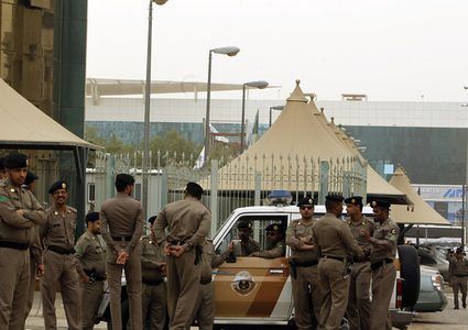 الأمن السعودي يوقف سيارة مقيمين في جدة بالقوة.. وعند التفتيش كانت الصدمة للجميع!