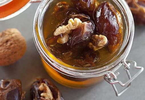 خطيرة للغاية ..أخصائي سعودي يحذر من خلط العسل مع هذه الأكله المعتاد على الناس فعلها