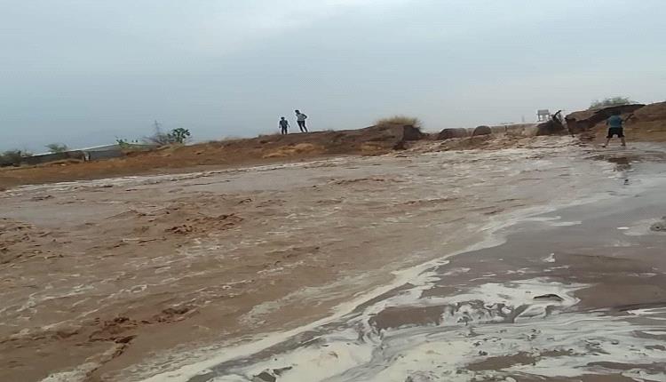 مصير مجهول لقائد كبير في العمالقة بعد وقوعه في سيول الأمطار مع مرافقيه