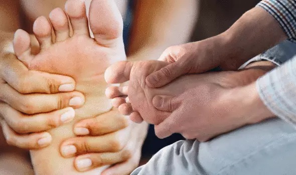 نقص فيتامين B12.. ثلاث علامات في قدمك تشير إلى انخفاض الفيتامين الهام لجسمك