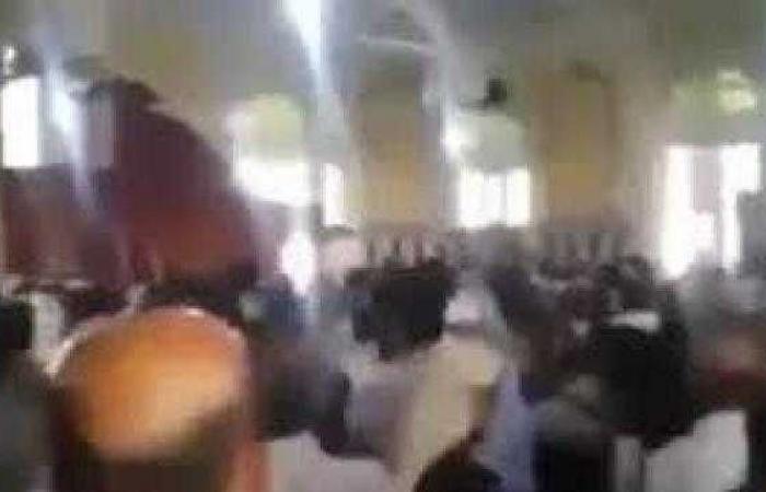 شاهد : مواطنون ينزلون خطيب حوثي من على ”المنبر” والمليشيات ترد بهذا الفعل الصادم! 
