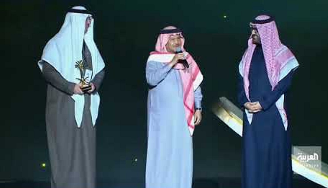 رغم ظروفه الصحية .. دموع الفنان محمد عبده تشعل وسائل التواصل الاجتماعي وتبكي ابناء السعودية 