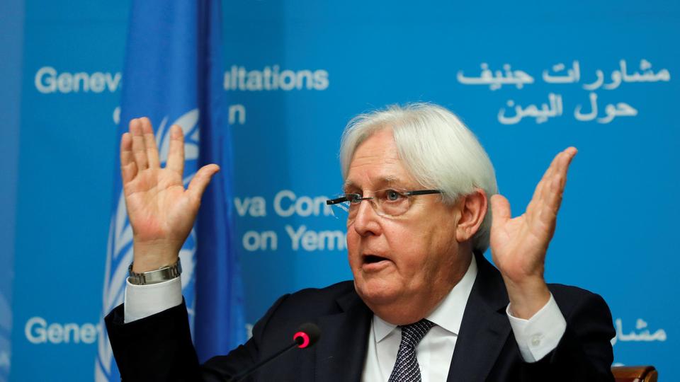”غريفيث“ يرفض انسحاب الحوثيين من ”الحزم“ و”نهم“.. وزير جريء يحرجه ويواجهه بأسئلة خطيرة ويفضح نواياه.. وهذا ما دار بينهما