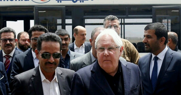 وزير في الحكومة الشرعية طلب من المبعوث الأممي "عودة الحوثيين الى خارج الجوف" ففاجئة الاخير برد "غير متوقع ومثيراً للشكوك" !