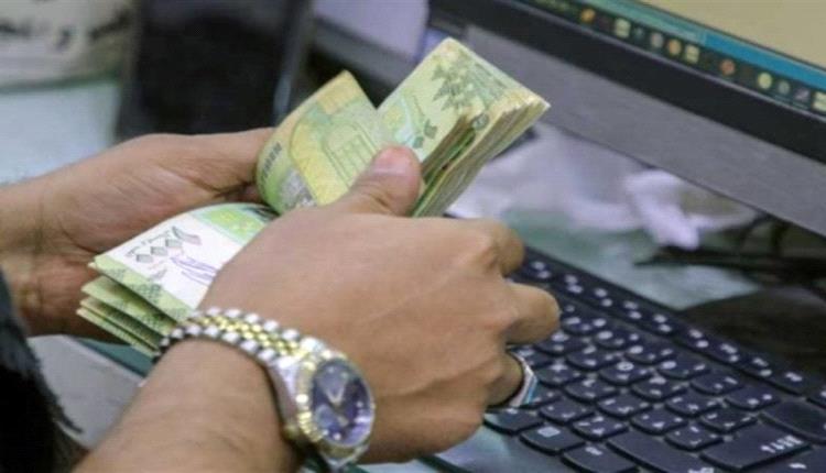 الكشف عن مفاجأة صادمة بشأن مرتبات موظفي البنوك في صنعاء