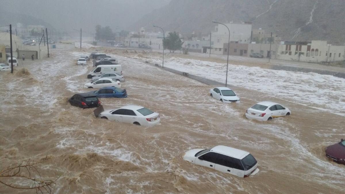 محافظة يمنية جديدة تشهد سيول جارفة وحالة فيضانات مرتفعة والارصاد يحذر المواطنين من الخروج 