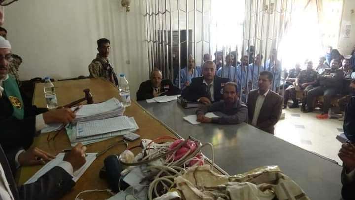 اول صورة للأسلحة التي عذب وقتل بها الشهيد الاغبري تعرضها المحكمة بـ صنعاء 