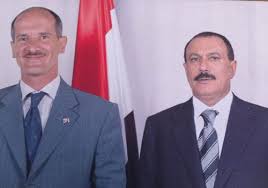  الحارس الشخصي للرئيس الراحل يظهر في،عاصمة عربية ويفاجأ ابناء "صالح" بموقف مغاير من أبرز خصوم الاخير !