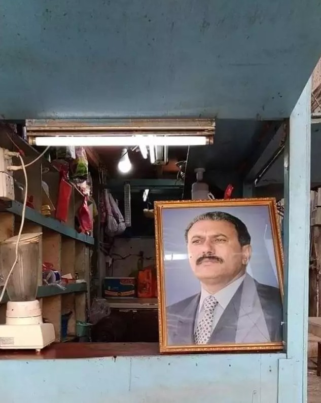 مالك بقالة في حضرموت يرفع صورة الرئيس صالح ويغلفها ويكتب هذه العبارات .. لهذا السبب؟