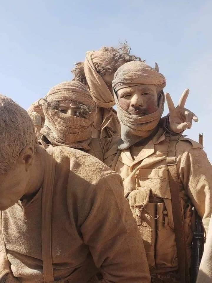 من وسط غبار المعارك...شاهد صورة أرعبت الحوثيين وزلزلت ميليشياتهم في مأرب ولا تتكرر كثيراً لهؤلاء الابطال 