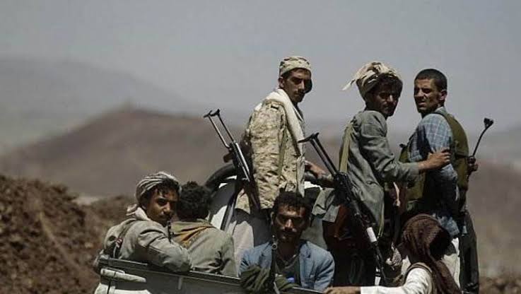 خدعة حوثية جديدة على العسكريين الذين فضلوا البقاء بمنازلهم وجثة 30 ضابطا تصل صنعاء