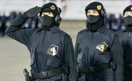 شاهد بالفيديو.. جميلات السعودية يشعلن مواقع التواصل بعرض عسكري جريء أثناء حفل تخرجهن