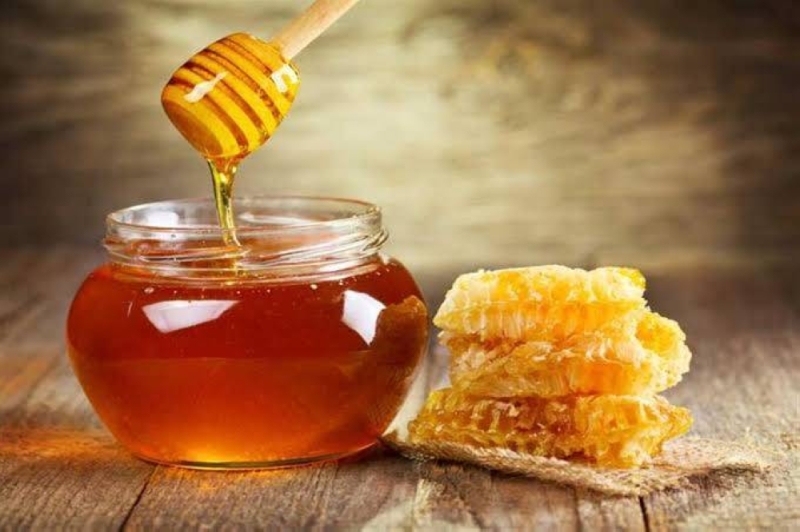 طبيب سعودي يكشف عن 4 فئات ممنوعة من تناول عسل النحل.. ويوضح أضراره