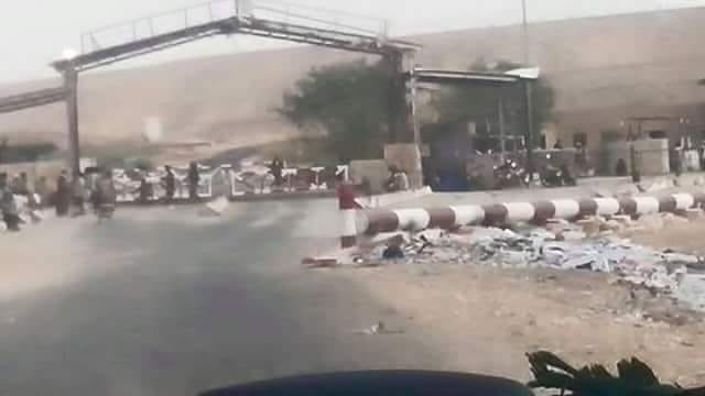 يحدث الان في محيط معسكر العند .. انفجار الوضع عسكرياً وارتفاع حدة الاشتباكات العنيفة في الأثناء 