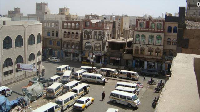يحدث الان في صنعاء .. مليشيا الحوثيين ترتكب عيب اسود بحق المصليين في مسجد سعوان وسط مشهد فيديو للحظة الاعتداء الهمجي