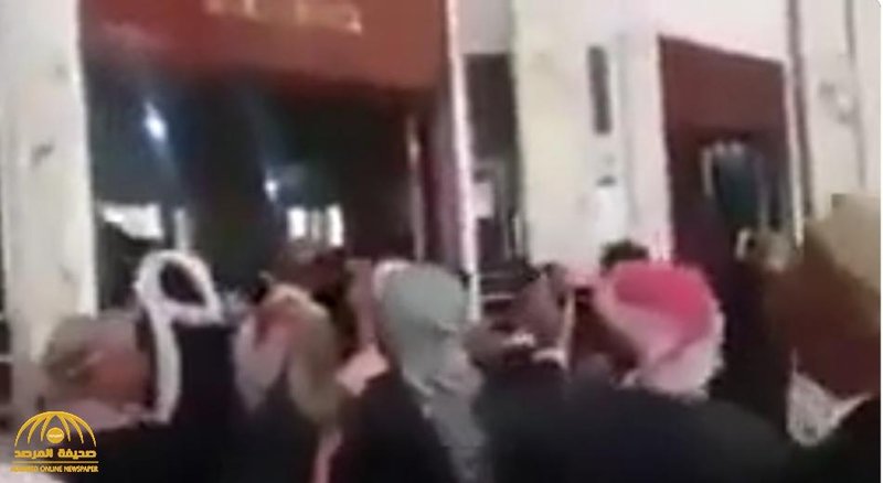 وصفهم بالجبناء والمنافقين.. شاهد مصلون ينزلون خطيبا حوثيا من فوق المنبر ويطردونه خارج المسجد بصنعاء "فيديو"