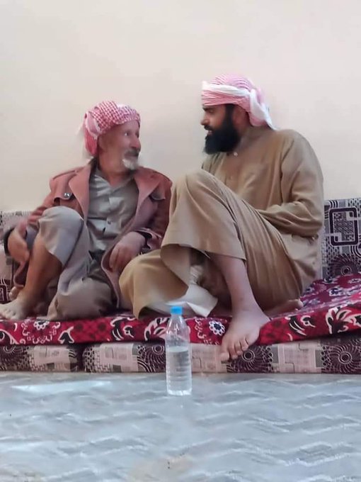 في مشهدٍ عظيم يجسد مأرب الأصالة شاهد هذا النازح الذي ابكى المشاهدين وهو يذرف دموع القهر .. وفي مأرب الجمهورية حدث مالم يكن في حسبانه .. صور 