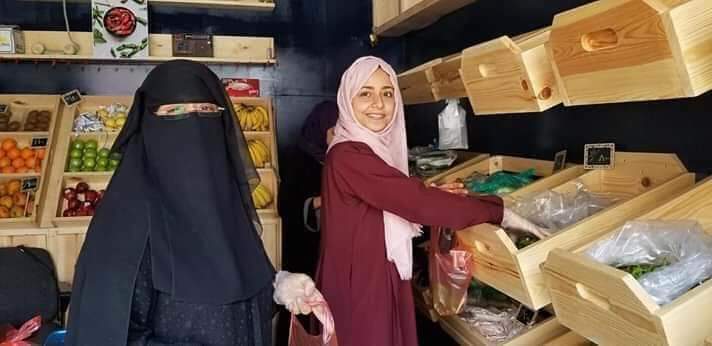 معادلة معاكسة تماماً : شاهد فتاة من "عدن" تفتح محل بيع في قلب العاصمة "صنعاء" وشاب من تعز يفتح محل خضار في عدن .. والمفاجأة الصادمة في ردة فعل مواطنين كل مدينة 