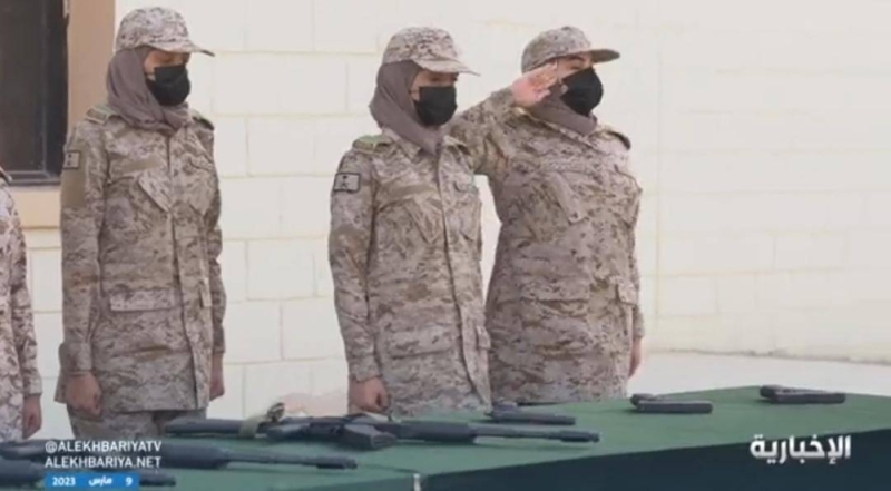 بالفيديو.. عرض عسكري جريء لجميلات السعودية يشعل مواقع التواصل الاجتماعي..شاهد