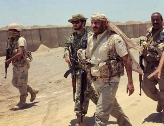 خلافاً لكل  الأنباء المتداولة .. قائد المقاومة التهامية يفاجئ الجميع ويسلم نجله للعميد طارق صالح 