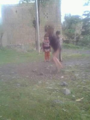 ظهور كائن غريب ومفزع في محافظة المحويت عند التقاط صورة لطفلان .. وناشطون يصفونه بـ" الشيطان ( شاهد بالصورة )