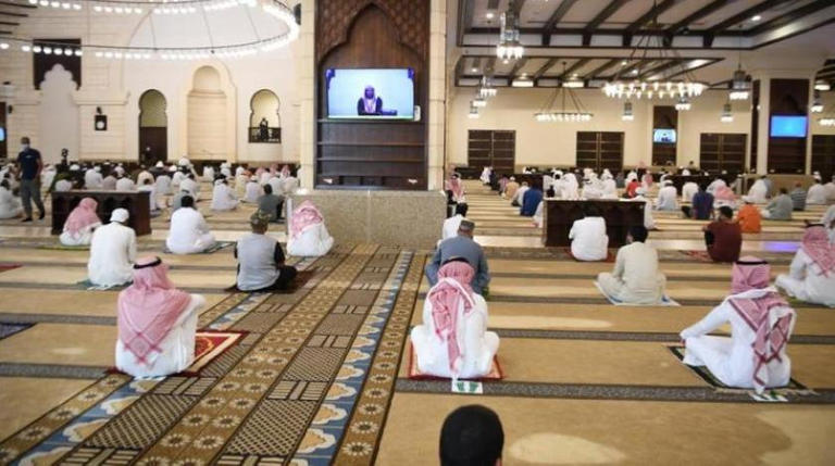 سعودي تفاجأ بالمصلين ينظرون إليه ويضحكون بعدما اعتلى المنبر دون أن يعرف السبب الصادم ! (فيديو)