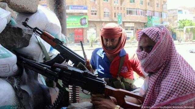 اندلاع معارك عنيفة في محافظة تعز والسيطرة على مواقع جديدة والطيران يحلق بشكل غير معتاد لأول مرة منذ عامين
