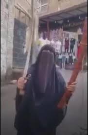 شاهد : اول إمرأة يمنية تتحدى عبدالملك الحوثي وتشهر سيفها في وجه الأخير .. وهذا ما قالته له