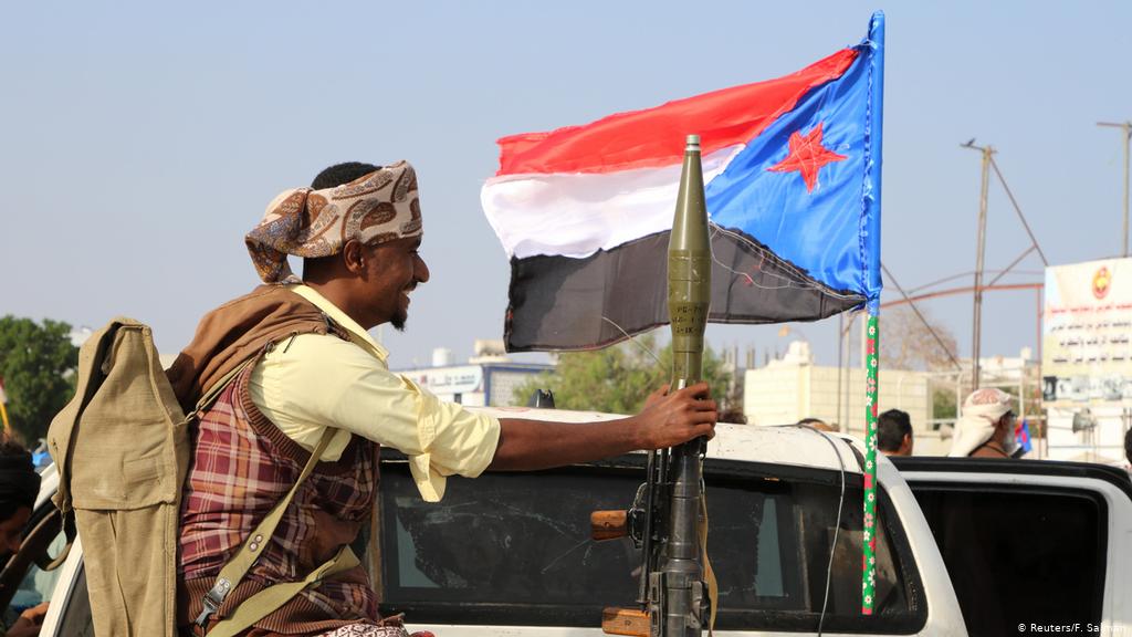 أول تحرك عسكري  للإنتقالي يخرج علناً عن اتفاق الرياض .. بالسيطرة على مواقع تابعة للجيش في شبوة وينعي الإتفاق