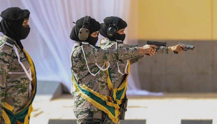 شاهد بالفيديو..عرض عسكري نسائي مهيب في السعودية يجتاح مواقع التواصل الاجتماعي 
