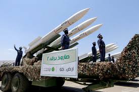 مصادر تكشف عن أماكن إطلاق الصواريخ الحوثية نحو البحر الأحمر
