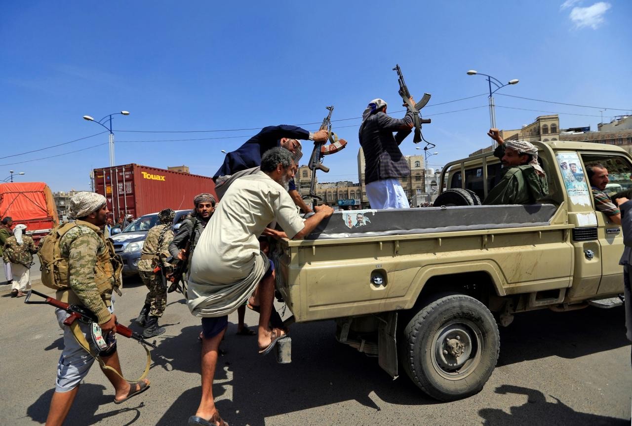 مليشيا الحوثي تداهم مزرعة مواطن في عمران وتنهب محتوياتها بقوة السلاح 