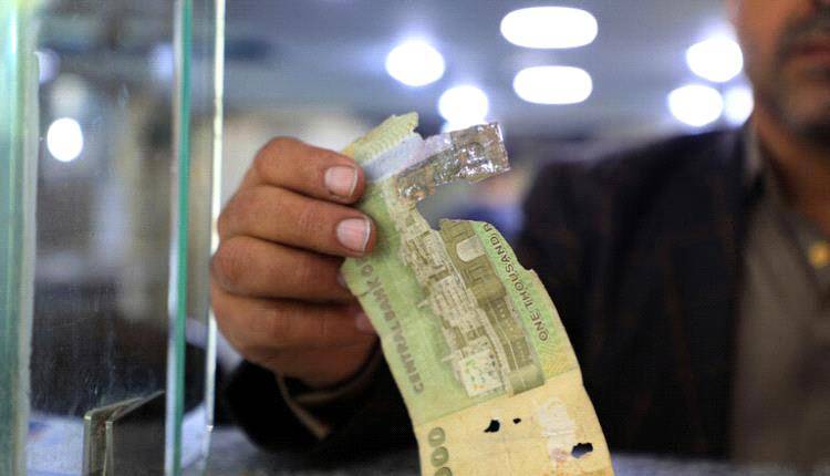 خبير اقتصادي يكشف عن أمر خطير تعاني منه بنوك صنعاء يهدد مستقبلها الإقتصادي