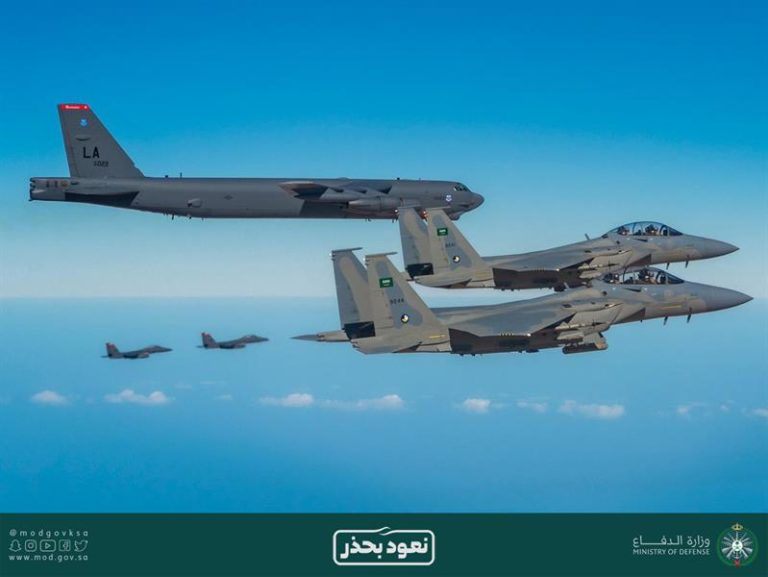 مشهد مهيب.. مقاتلات حربية سعودية وقاذفات أمريكية تعبر أجواء المملكة .. وخبراء: تتجه صوب اليمن!      