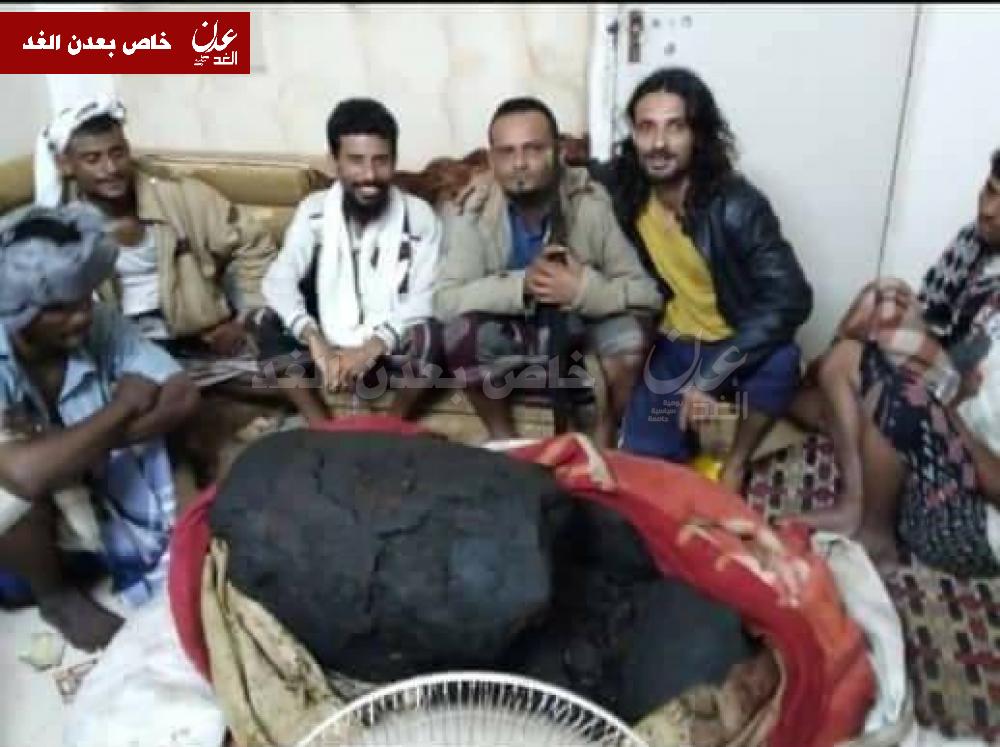 كنز ثمين غير متوقع يجداه شبان وسط البحر في عدن (صور)