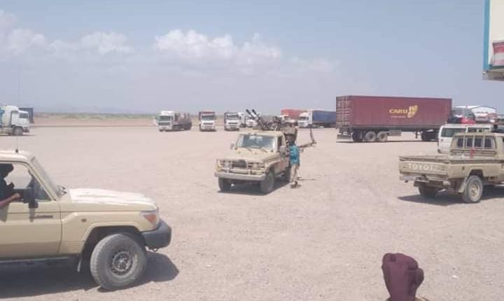 قبائل الصبيحة تحتشد غرب مدينة عدن وتهدد باقتحامها