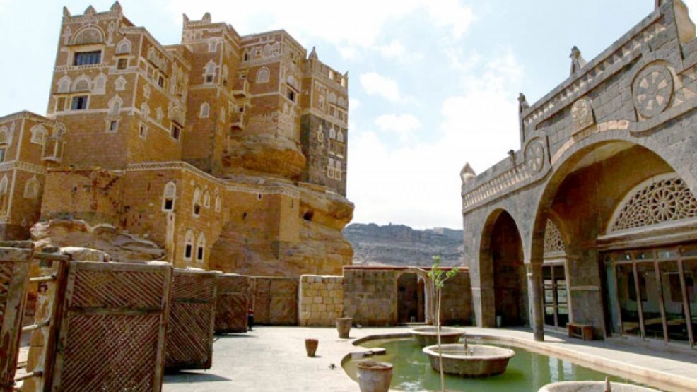 صورة قصر يمني حميري يعود تاريخ تشيده قبل 5000 عام .. ينفرد بين الصحف العالمية متصدراً صفحاتها