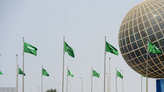 الداخلية السعودية تعلن عن عقوبة 100 ألف ريال والترحيل الفوري لهذه الفئة من الوافدين.